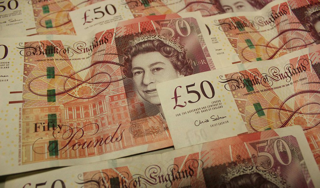 Libra atingiu nova mínima de 31 anos contra o dólar, com os investidores preocupados com as consequências econômicas e financeiras da decisão britânica de deixar a União Europeia (UE); libra, o ativo que tem sofrido o principal impacto das preocupações do mercado com o impacto econômico da decisão, chegou a cair 1,3% nesta sessão e atingiu US$ 1,3112, menor nível desde setembro de 1985 (Foto: Paulo Emílio) Libra atingiu nova mínima de 31 anos contra o dólar, com os investidores preocupados com as consequências econômicas e financeiras da decisão britânica de deixar a União Europeia (UE); libra, o ativo que tem sofrido o principal impacto das preocupações do mercado com o impacto econômico da decisão, chegou a cair 1,3% nesta sessão e atingiu US$ 1,3112, menor nível desde setembro de 1985