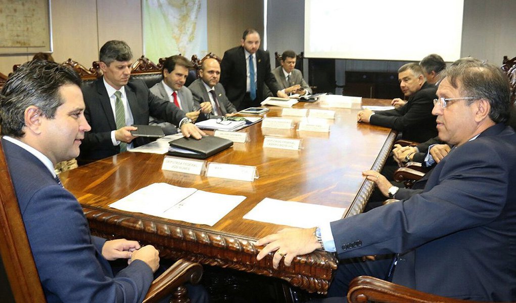 O governador do Tocantins, Marcelo Miranda, se reuniu com o ministro dos Transportes, Portos e Aviação Civil, Maurício Quintella e sua equipe técnica, para tratar das obras de três aeroportos e de rodovias federais que passam pelo Tocantins. Marcelo pediu a priorização dessas obras nesse novo momento de gestão do governo federal; o ministro reconheceu a importância estratégica do Tocantins para a infraestrutura logística nacional e garantiu a continuidade e a agilidade nos processos relativos às obras que já estão em andamento; Maurício Quintella afirmou que o Tocantins tem portas abertas no Ministério dos Transportes (Foto: Leonardo Lucena) O governador do Tocantins, Marcelo Miranda, se reuniu com o ministro dos Transportes, Portos e Aviação Civil, Maurício Quintella e sua equipe técnica, para tratar das obras de três aeroportos e de rodovias federais que passam pelo Tocantins. Marcelo pediu a priorização dessas obras nesse novo momento de gestão do governo federal; o ministro reconheceu a importância estratégica do Tocantins para a infraestrutura logística nacional e garantiu a continuidade e a agilidade nos processos relativos às obras que já estão em andamento; Maurício Quintella afirmou que o Tocantins tem portas abertas no Ministério dos Transportes