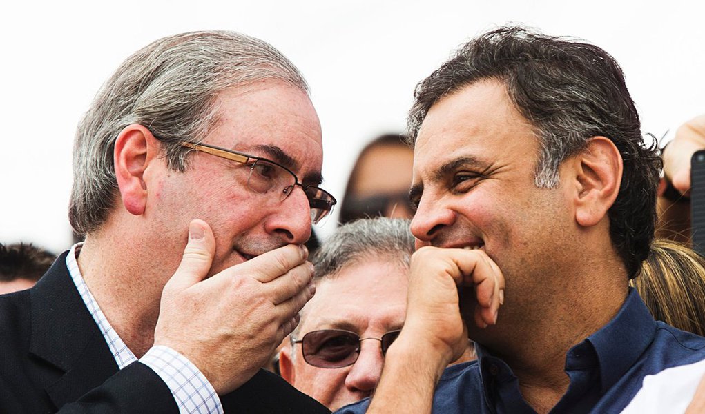 Presidente nacional do PSDB, senador Aécio Neves (MG), não descarta a possibilidade de a legenda apoiar um deputado aliado ao ex-presidente da Câmara Eduardo Cunha (PMDB-RJ) na eleição para a presidência da Casa na próxima semana; segundo o tucano, a eleição para um mandato-tampão não é prioridade para o PSDB no momento atual; "Essa não é a prioridade desse conjunto de forças. Vamos buscar construir uma aliança mais ampla possível agora. Mas nossa prioridade é ter candidato competitivo e com perfil adequado a partir das eleições de fevereiro", afirmou; "Não seremos o partido da discórdia", completou; já o líder do PSDB, Antônio Imbassahy (BA), deixou implícito que o partido pode apoiar até mesmo um deputado indicado por Cunha; "Não podemos ter nenhum tipo de preconceito partidário" (Foto: Paulo Emílio) Presidente nacional do PSDB, senador Aécio Neves (MG), não descarta a possibilidade de a legenda apoiar um deputado aliado ao ex-presidente da Câmara Eduardo Cunha (PMDB-RJ) na eleição para a presidência da Casa na próxima semana; segundo o tucano, a eleição para um mandato-tampão não é prioridade para o PSDB no momento atual; "Essa não é a prioridade desse conjunto de forças. Vamos buscar construir uma aliança mais ampla possível agora. Mas nossa prioridade é ter candidato competitivo e com perfil adequado a partir das eleições de fevereiro", afirmou; "Não seremos o partido da discórdia", completou; já o líder do PSDB, Antônio Imbassahy (BA), deixou implícito que o partido pode apoiar até mesmo um deputado indicado por Cunha; "Não podemos ter nenhum tipo de preconceito partidário"