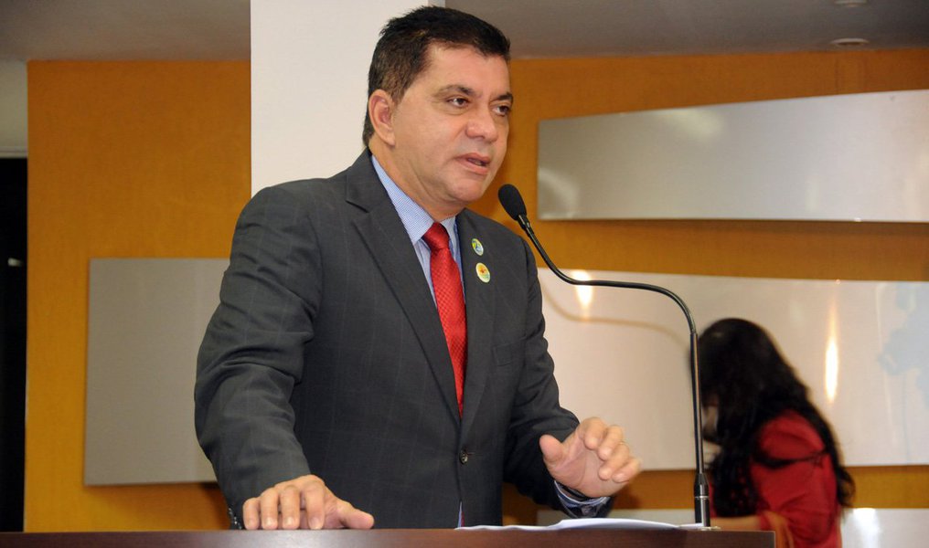 O prefeito de Palmas e candidato à reeleição, Carlos Amastha, prometeu um reforço na segurança pública, se for reeleito; um dos projetos é ampliar de 20 para 100 a quantidade de câmeras de monitoramento na capital; Amastha pretende atender 100% das escolas da rede pública municipal com o Guardião Escolar, ampliar o Romu de uma equipe para duas diárias, ampliar o Guarda Quarteirão de duas equipes para dez e elaborar o Plano Municipal de Segurança de Palmas; o projeto prevê, ainda, a criação do Fundo Municipal de Segurança Pública (Foto: Leonardo Lucena) O prefeito de Palmas e candidato à reeleição, Carlos Amastha, prometeu um reforço na segurança pública, se for reeleito; um dos projetos é ampliar de 20 para 100 a quantidade de câmeras de monitoramento na capital; Amastha pretende atender 100% das escolas da rede pública municipal com o Guardião Escolar, ampliar o Romu de uma equipe para duas diárias, ampliar o Guarda Quarteirão de duas equipes para dez e elaborar o Plano Municipal de Segurança de Palmas; o projeto prevê, ainda, a criação do Fundo Municipal de Segurança Pública