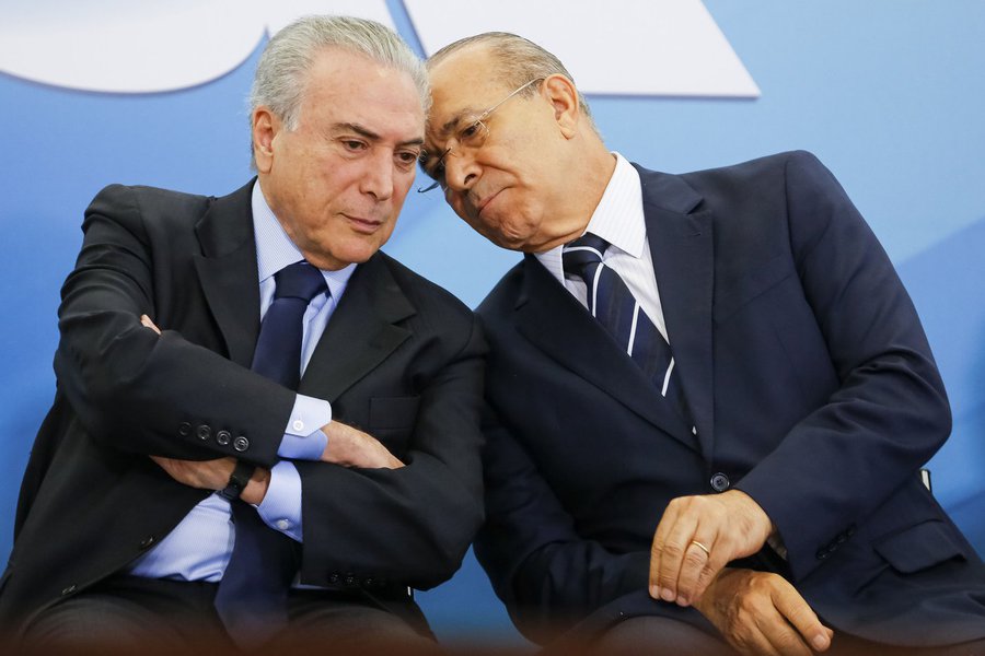 Ministro da Casa Civil, Eliseu Padilha, disse que os 111 deputados que votaram contra a aprovação da PEC 241, que limita os gastos públicos pelos próximos 20 anos, devem "bancar a desigualdade", além de ficarem fora do governo Michel Temer; "Quem não se mostrou aliado, não sei se quer ou se deve participar do Governo. Quem não quer ou não pode ser aliado, será avaliado por Geddel Vieira Lima (ministro da Articulação Política). O Governo é construído com aliados", afirmou Padilha (Foto: Paulo Emílio) Ministro da Casa Civil, Eliseu Padilha, disse que os 111 deputados que votaram contra a aprovação da PEC 241, que limita os gastos públicos pelos próximos 20 anos, devem "bancar a desigualdade", além de ficarem fora do governo Michel Temer; "Quem não se mostrou aliado, não sei se quer ou se deve participar do Governo. Quem não quer ou não pode ser aliado, será avaliado por Geddel Vieira Lima (ministro da Articulação Política). O Governo é construído com aliados", afirmou Padilha