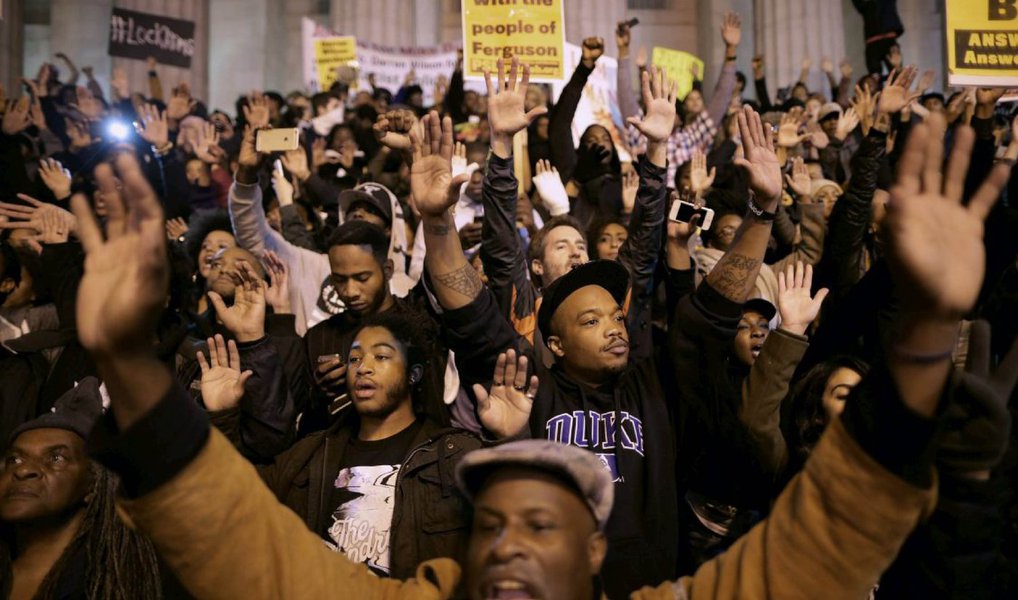 Milhares de pessoas foram às ruas em diversas cidades dos Estados Unidos no terceiro dia de protestos consecutivos contra a violência policial perpetrada contra a comunidade afro-americana; manifestantes bloquearam rodovias e dezenas foram presos durante os confrontos com as forças de segurança, protestos foram motivados pela morte de dois homens negros por policiais em menos de uma semana; na semana passada, um ex-militar de origem afrodescendente abriu fogo contra policiais em Dallas e matou cinco agentes e feriu outros sete (Foto: Paulo Emílio) Milhares de pessoas foram às ruas em diversas cidades dos Estados Unidos no terceiro dia de protestos consecutivos contra a violência policial perpetrada contra a comunidade afro-americana; manifestantes bloquearam rodovias e dezenas foram presos durante os confrontos com as forças de segurança, protestos foram motivados pela morte de dois homens negros por policiais em menos de uma semana; na semana passada, um ex-militar de origem afrodescendente abriu fogo contra policiais em Dallas e matou cinco agentes e feriu outros sete