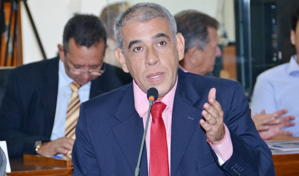 O deputado estadual José Roberto (PT) é a segunda candidatura para prefeito definida na Capital; durante convenção, o partido formalizou a composição com o Psol, que terá Lúcia Viana como postulante a vice-prefeita; as duas legendas não farão coligação na proporcional. A chapa majoritária ainda receber apoio do PHS e Rede Sustentabilidade, mas os nomes já estão definidos (Foto: Leonardo Lucena) O deputado estadual José Roberto (PT) é a segunda candidatura para prefeito definida na Capital; durante convenção, o partido formalizou a composição com o Psol, que terá Lúcia Viana como postulante a vice-prefeita; as duas legendas não farão coligação na proporcional. A chapa majoritária ainda receber apoio do PHS e Rede Sustentabilidade, mas os nomes já estão definidos