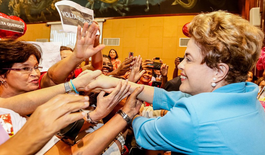 Equipe da presidente Dilma Rousseff está preparando uma campanha de financiamento coletivo para arcar com os custos das viagens dela pelo Brasil; a conta estava pesada para o PT, que assumiu os deslocamentos; Dilma viaja com pelo menos dez assessores, entre médico, jornalistas, fotógrafo e seguranças; até agora, a legenda pagou apenas uma viagem dela, há duas semanas, para um encontro com intelectuais em Campinas (Foto: Roberta Namour) Equipe da presidente Dilma Rousseff está preparando uma campanha de financiamento coletivo para arcar com os custos das viagens dela pelo Brasil; a conta estava pesada para o PT, que assumiu os deslocamentos; Dilma viaja com pelo menos dez assessores, entre médico, jornalistas, fotógrafo e seguranças; até agora, a legenda pagou apenas uma viagem dela, há duas semanas, para um encontro com intelectuais em Campinas