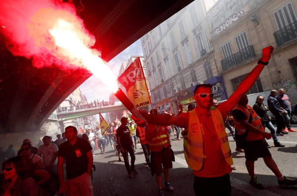 Dezenas de milhares de pessoas protestaram em Paris contra uma proposta de reforma de leis trabalhistas que facilitaria contratações e demissões; jovens mascarados e encapuzados se envolveram em batalhas recorrentes com o batalhão de choque; manifestantes destruíram vitrines de lojas e atiraram projéteis contra os policiais; governo do presidente francês, François Hollande, se recusou a descartar a reforma, que foi aprovada na Assembleia Nacional por meio de um decreto no mês passado e que quer sancionar a legislação em julho (Foto: Paulo Emílio) Dezenas de milhares de pessoas protestaram em Paris contra uma proposta de reforma de leis trabalhistas que facilitaria contratações e demissões; jovens mascarados e encapuzados se envolveram em batalhas recorrentes com o batalhão de choque; manifestantes destruíram vitrines de lojas e atiraram projéteis contra os policiais; governo do presidente francês, François Hollande, se recusou a descartar a reforma, que foi aprovada na Assembleia Nacional por meio de um decreto no mês passado e que quer sancionar a legislação em julho