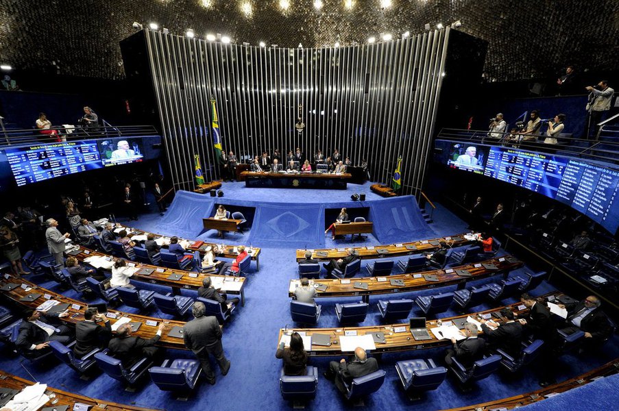 Senadores interrompem nesta semana a participação nas campanhas municipais de segundo turno para se reunir em esforço concentrado; votações mais importantes previstas para o período é a do projeto que libera créditos para o Fundo de Financiamento Estudantil (Fies), que está pendente na pauta do Congresso e será analisado conjuntamente com os deputados na próxima terça-feira (18); além disso, os senadores vão votar projetos da pauta e das comissões permanentes da Casa (Foto: Realle Palazzo-Martini) Senadores interrompem nesta semana a participação nas campanhas municipais de segundo turno para se reunir em esforço concentrado; votações mais importantes previstas para o período é a do projeto que libera créditos para o Fundo de Financiamento Estudantil (Fies), que está pendente na pauta do Congresso e será analisado conjuntamente com os deputados na próxima terça-feira (18); além disso, os senadores vão votar projetos da pauta e das comissões permanentes da Casa