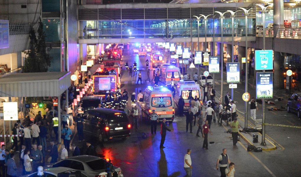Os três homens-bomba responsáveis pelo ataque terrorista na Turquia na última terça-feira (28) eram da Rússia, do Uzbequistão e do Quirguistão; o jornal turco Yeni Safak atribui a responsabilidade do atentado ao checheno Akhmed Chatayev, identificado na lista das Nações Unidas como um dos militantes do Estado Islâmico encarregado por treinar extremistas (Foto: Gisele Federicce) Os três homens-bomba responsáveis pelo ataque terrorista na Turquia na última terça-feira (28) eram da Rússia, do Uzbequistão e do Quirguistão; o jornal turco Yeni Safak atribui a responsabilidade do atentado ao checheno Akhmed Chatayev, identificado na lista das Nações Unidas como um dos militantes do Estado Islâmico encarregado por treinar extremistas