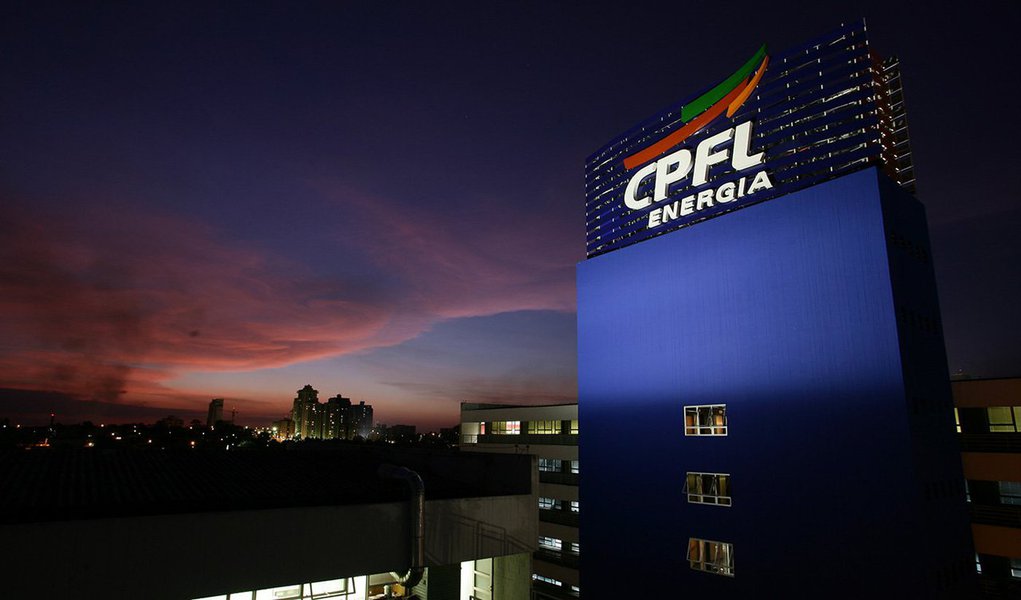 Grupo Camargo Corrêa vendeu sua participação no bloco de controle da CPFL, uma das maiores empresas de energia do Brasil, para o grupo chinês State Grid por R$ 5,85 bilhões; venda decorre da crise das empreiteiras brasileiras, atingidas em cheio pela Lava Jato (Foto: Leonardo Attuch) Grupo Camargo Corrêa vendeu sua participação no bloco de controle da CPFL, uma das maiores empresas de energia do Brasil, para o grupo chinês State Grid por R$ 5,85 bilhões; venda decorre da crise das empreiteiras brasileiras, atingidas em cheio pela Lava Jato