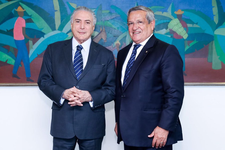 O deputado federal baiano Benito Gama (PTB) foi convidado pelo vice-presidente em exercício Michel Temer para assumir a vice-liderança do governo no Congresso Nacional. O deputado está "entusiasmado" com a missão; "Aceitei com muita honra, com muito orgulho. Agora, vamos trabalhar para ajudá-lo e para ajudar o Brasil. O presidente está preocupado com o déficit fiscal, e a equipe econômica está debruçada para resolver esse problema", disse Benito após reunião com Temer na quinta-feira (7) (Foto: Romulo Faro) O deputado federal baiano Benito Gama (PTB) foi convidado pelo vice-presidente em exercício Michel Temer para assumir a vice-liderança do governo no Congresso Nacional. O deputado está "entusiasmado" com a missão; "Aceitei com muita honra, com muito orgulho. Agora, vamos trabalhar para ajudá-lo e para ajudar o Brasil. O presidente está preocupado com o déficit fiscal, e a equipe econômica está debruçada para resolver esse problema", disse Benito após reunião com Temer na quinta-feira (7)