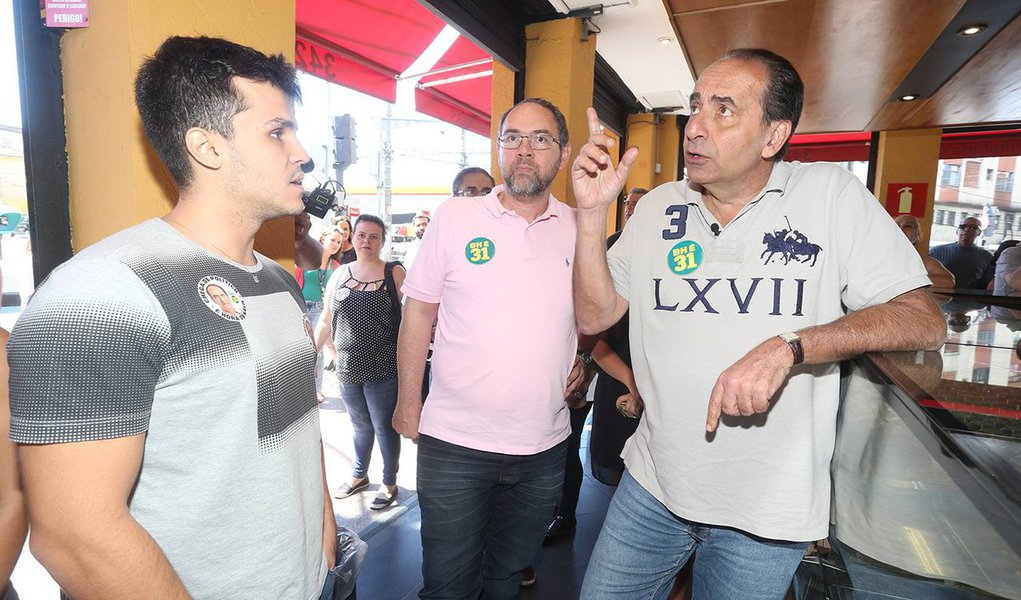 O candidato à Prefeitura de Belo Horizonte Alexandre Kalil (PHS) prometeu humanizar a cidade, "fechar torneira" e "canalizar dinheiro"; ele disse ter ficado espantado com a sujeira da capital e fará limpezas (Foto: Leonardo Lucena) O candidato à Prefeitura de Belo Horizonte Alexandre Kalil (PHS) prometeu humanizar a cidade, "fechar torneira" e "canalizar dinheiro"; ele disse ter ficado espantado com a sujeira da capital e fará limpezas