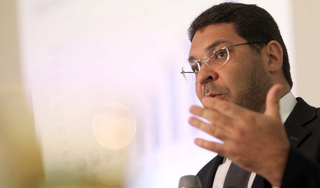 Secretário de Acompanhamento Econômico do Ministério da Fazenda, Mansueto Almeida, se posicionou ontem publicamente contra a elevação da carga tributária para reequilibrar as contas públicas; para ele, é "ilusório" esperar uma recuperação rápida da arrecadação federal, como ocorreu no passado graças à elevação de impostos: "Não podemos mais repetir a velha fórmula de aumentar carga tributária", escreveu no Twitter (Foto: Roberta Namour) Secretário de Acompanhamento Econômico do Ministério da Fazenda, Mansueto Almeida, se posicionou ontem publicamente contra a elevação da carga tributária para reequilibrar as contas públicas; para ele, é "ilusório" esperar uma recuperação rápida da arrecadação federal, como ocorreu no passado graças à elevação de impostos: "Não podemos mais repetir a velha fórmula de aumentar carga tributária", escreveu no Twitter