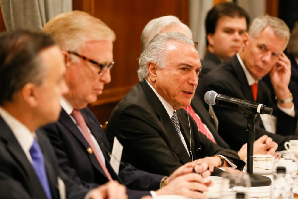 Ao participar de entrevista coletiva em Nova York, Michel Temer disse que não sabia que havia corrupção no governo federal, antes de assumir a presidência, embora comandasse o PMDB, que tinha nada menos que sete ministérios na administração Dilma Rousseff; "Não sabia. Vocês sabem que eu não tive participação no governo. Um dia eu mesmo me rotulei de vice-presidente decorativo porque eu não tinha participação. Não acompanhava nada disso", disse ele; na delação de Marcelo Odebrecht, o próprio Temer foi citado por pedir uma doação de R$ 10 milhões, em pleno Palácio do Jaburu; dois de seus principais aliados, Eduardo Cunha e Henrique Alves, já caíram e tiveram contas no exterior reveladas (Foto: Gisele Federicce) Ao participar de entrevista coletiva em Nova York, Michel Temer disse que não sabia que havia corrupção no governo federal, antes de assumir a presidência, embora comandasse o PMDB, que tinha nada menos que sete ministérios na administração Dilma Rousseff; "Não sabia. Vocês sabem que eu não tive participação no governo. Um dia eu mesmo me rotulei de vice-presidente decorativo porque eu não tinha participação. Não acompanhava nada disso", disse ele; na delação de Marcelo Odebrecht, o próprio Temer foi citado por pedir uma doação de R$ 10 milhões, em pleno Palácio do Jaburu; dois de seus principais aliados, Eduardo Cunha e Henrique Alves, já caíram e tiveram contas no exterior reveladas