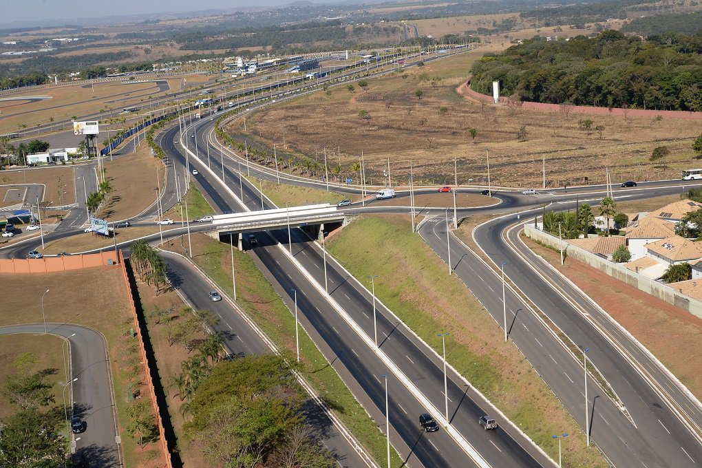 Trafegar na GO-020 ficou mais rápido e seguro após a duplicação da rodovia, no trecho de 47,9 km, entre Goiânia e Bela Vista de Goiás; dados da Polícia Rodoviária Estadual (PRE) revelam que, após a liberação plena do trânsito, em setembro de 2014, a quantidade de acidentes caiu de 428 para 258, em 2015 – queda de 39,72%; governo de Goiás, por meio da Agetop, investiu 173,7 milhões na obra de duplicação, que incluiu ciclovia e iluminação; governador Marconi Perillo iniciou as obras de duplicação no terceiro mandato; meta é duplicar a GO-020 até a ligação com o município de Catalão (Foto: José Barbacena) Trafegar na GO-020 ficou mais rápido e seguro após a duplicação da rodovia, no trecho de 47,9 km, entre Goiânia e Bela Vista de Goiás; dados da Polícia Rodoviária Estadual (PRE) revelam que, após a liberação plena do trânsito, em setembro de 2014, a quantidade de acidentes caiu de 428 para 258, em 2015 – queda de 39,72%; governo de Goiás, por meio da Agetop, investiu 173,7 milhões na obra de duplicação, que incluiu ciclovia e iluminação; governador Marconi Perillo iniciou as obras de duplicação no terceiro mandato; meta é duplicar a GO-020 até a ligação com o município de Catalão