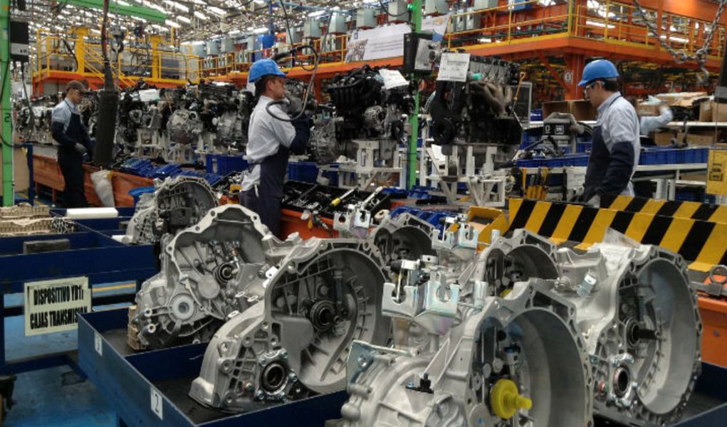 A Confederação Nacional da Indústria (CNI) informou que, diante da melhora das expectativas de empresários e consumidores e dos sinais de que o país começa a superar a crise, as estimativas sobre o desempenho da economia este ano foram revisadas; as novas previsões indicam que o PIB – a soma de todas as riquezas produzidas pelo país) encolherá 3,1% em 2016, menos do que os 3,5% estimados no segundo trimestre (Foto: Leonardo Lucena) A Confederação Nacional da Indústria (CNI) informou que, diante da melhora das expectativas de empresários e consumidores e dos sinais de que o país começa a superar a crise, as estimativas sobre o desempenho da economia este ano foram revisadas; as novas previsões indicam que o PIB – a soma de todas as riquezas produzidas pelo país) encolherá 3,1% em 2016, menos do que os 3,5% estimados no segundo trimestre