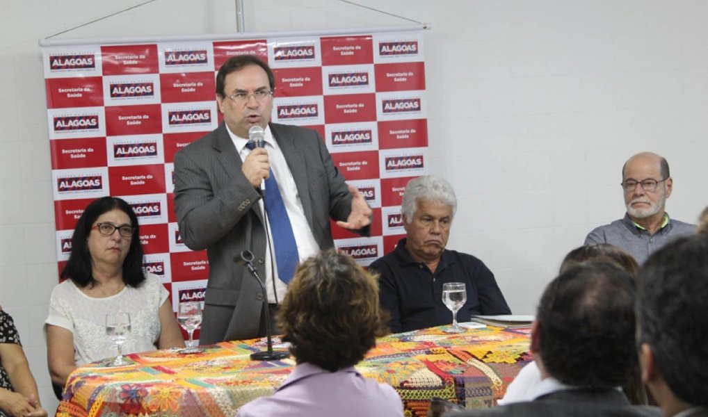 O governo de Alagoas lançou o Plano Estadual de Oncologia. Foram destinados R$ 19 milhões para o plano e toda a verba está direcionada ao tratamento do paciente de câncer, além da prevenção e profilaxia; de acordo com o vice-governador Luciano Barbosa, a proposta estabelece campos em Alagoas para que a Secretaria de Estado da Saúde, junto com as Secretarias de Saúde municipais, possam trabalhar em sintonia no trabalho da luta contra o câncer; ele explicou que foram definidas duas macrorregiões do segmento, para que todas as grandes ações de saúde, principalmente de alta complexidade, são definidas nos polos de Maceió e Arapiraca (Foto: Leonardo Lucena) O governo de Alagoas lançou o Plano Estadual de Oncologia. Foram destinados R$ 19 milhões para o plano e toda a verba está direcionada ao tratamento do paciente de câncer, além da prevenção e profilaxia; de acordo com o vice-governador Luciano Barbosa, a proposta estabelece campos em Alagoas para que a Secretaria de Estado da Saúde, junto com as Secretarias de Saúde municipais, possam trabalhar em sintonia no trabalho da luta contra o câncer; ele explicou que foram definidas duas macrorregiões do segmento, para que todas as grandes ações de saúde, principalmente de alta complexidade, são definidas nos polos de Maceió e Arapiraca