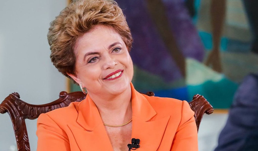Em entrevista nesta quarta-feira 27, a presidente Dilma Rousseff disse estar mais combativa do que nunca na fase final do impeachment: "Estou plenamente disposta a lutar"; ela chamou de "ficção e fantasia" notícia da mídia de que teria dito ao presidente do Senado, Renan Calheiros (PMDB-AL), para "acabar com essa agonia"; sobre a Olimpíada, a presidente reforçou "que não vai participar como espectadora de um ato do qual foi protagonista"; e quanto à afirmação de que haveria um sentimento maior de otimismo em relação à economia do País: "Ninguém recupera nada em dois meses", disse; Dilma voltou a responder sobre denúncias de caixa 2 em sua campanha; "Minha campanha não tem responsabilidade sobre em que condições pagou-se a dívida remanescente da campanha de 2010"; ouça a íntegra (Foto: Roberta Namour) Em entrevista nesta quarta-feira 27, a presidente Dilma Rousseff disse estar mais combativa do que nunca na fase final do impeachment: "Estou plenamente disposta a lutar"; ela chamou de "ficção e fantasia" notícia da mídia de que teria dito ao presidente do Senado, Renan Calheiros (PMDB-AL), para "acabar com essa agonia"; sobre a Olimpíada, a presidente reforçou "que não vai participar como espectadora de um ato do qual foi protagonista"; e quanto à afirmação de que haveria um sentimento maior de otimismo em relação à economia do País: "Ninguém recupera nada em dois meses", disse; Dilma voltou a responder sobre denúncias de caixa 2 em sua campanha; "Minha campanha não tem responsabilidade sobre em que condições pagou-se a dívida remanescente da campanha de 2010"; ouça a íntegra