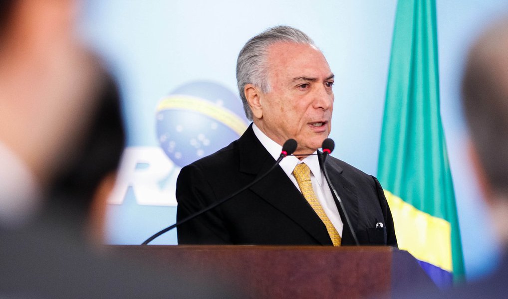 Para diretor do Diap, Temer – que foi nota 2,25 na Constituinte – se prepara para implementar agenda conservadora, na quarta tentativa, desde 1988, de "desmontar" o Estado de bem-estar social; "As condições estão dadas", afirma o analista político Antônio Augusto de Queiroz; "É realmente uma ameaça concreta. Vai ser difícil ter outra oportunidade", acrescenta, destacando a recente eleição de Rodrigo Maia (DEM-RJ) para a presidência da Câmara; com isso, observa, formou-se um tripé em que o interino e os presidentes da Câmara e do Senado (Renan Calheiros, do PMDB-AL) "passaram a agir em sintonia" (Foto: Valter Lima) Para diretor do Diap, Temer – que foi nota 2,25 na Constituinte – se prepara para implementar agenda conservadora, na quarta tentativa, desde 1988, de "desmontar" o Estado de bem-estar social; "As condições estão dadas", afirma o analista político Antônio Augusto de Queiroz; "É realmente uma ameaça concreta. Vai ser difícil ter outra oportunidade", acrescenta, destacando a recente eleição de Rodrigo Maia (DEM-RJ) para a presidência da Câmara; com isso, observa, formou-se um tripé em que o interino e os presidentes da Câmara e do Senado (Renan Calheiros, do PMDB-AL) "passaram a agir em sintonia"