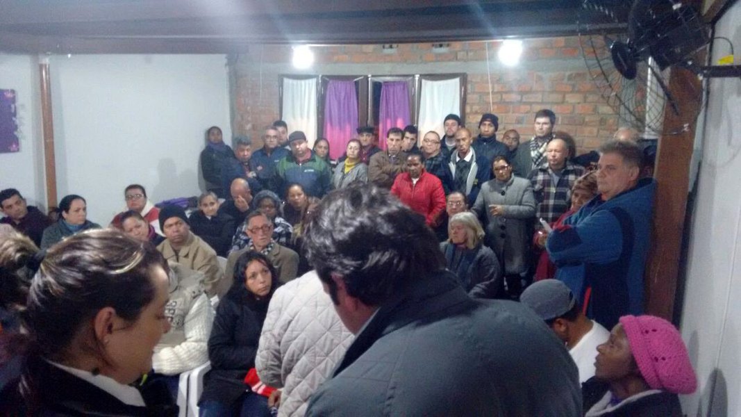 Os moradores da ocupação Novo Horizonte, no Campo Novo, extremo-sul de Porto Alegre, estão mobilizados para impedir que a área onde vivem seja leiloada; o local, ocupado há pelo menos 14 anos, é um dos bens do antigo Montepio dos Funcionários de Porto Alegre, que faliu e, agora, vai a leilão para abater parte das dívidas; sem saber a quem recorrer, visto que não há um proprietário atual da área, as 57 famílias reivindicam, pelo menos, seu direito de negociação, e asseguram a disposição de adquirir formalmente a área (Foto: Leonardo Lucena) Os moradores da ocupação Novo Horizonte, no Campo Novo, extremo-sul de Porto Alegre, estão mobilizados para impedir que a área onde vivem seja leiloada; o local, ocupado há pelo menos 14 anos, é um dos bens do antigo Montepio dos Funcionários de Porto Alegre, que faliu e, agora, vai a leilão para abater parte das dívidas; sem saber a quem recorrer, visto que não há um proprietário atual da área, as 57 famílias reivindicam, pelo menos, seu direito de negociação, e asseguram a disposição de adquirir formalmente a área