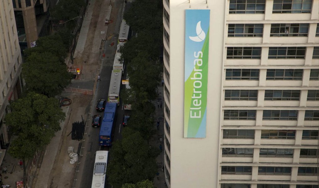 Ministério de Minas e Energia apresentou um estudo que diz que que as participações da estatal Eletrobras em 174 Sociedades de Propósito Específico (SPEs) valeriam cerca de R$ 20 bilhões de reais; "Esses ativos estariam à disposição para reduzir o impacto do endividamento (da estatal)...mas seria considerado o devido momento econômico, de liquidez, e o momento do país, para que esses ativos, sendo passados à iniciativa privada, o sejam da melhor forma", disse o ministro das Cidades, Bruno Araújo, após reunião do núcleo de infraestrutura do governo do vice-presidente em exercício (Foto: Paulo Emílio) Ministério de Minas e Energia apresentou um estudo que diz que que as participações da estatal Eletrobras em 174 Sociedades de Propósito Específico (SPEs) valeriam cerca de R$ 20 bilhões de reais; "Esses ativos estariam à disposição para reduzir o impacto do endividamento (da estatal)...mas seria considerado o devido momento econômico, de liquidez, e o momento do país, para que esses ativos, sendo passados à iniciativa privada, o sejam da melhor forma", disse o ministro das Cidades, Bruno Araújo, após reunião do núcleo de infraestrutura do governo do vice-presidente em exercício