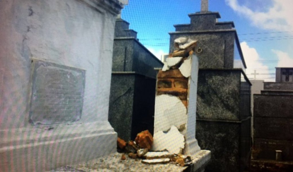 Os cemitérios públicos de Maceió entraram na lista de grupos criminosos; os ataques a túmulos são frequentes, com os mausoléus sendo destruídos em busca de objetos de valor; e muito pouco escapa da mira dos vândalos: cruzes de bronze, argolas usadas para abrir os túmulos e até mesmo correntes são roubadas; Prefeitura de Maceió reforçou a presença da Guarda Municipal e avalia a contratação de segurança privada (Foto: Voney Malta) Os cemitérios públicos de Maceió entraram na lista de grupos criminosos; os ataques a túmulos são frequentes, com os mausoléus sendo destruídos em busca de objetos de valor; e muito pouco escapa da mira dos vândalos: cruzes de bronze, argolas usadas para abrir os túmulos e até mesmo correntes são roubadas; Prefeitura de Maceió reforçou a presença da Guarda Municipal e avalia a contratação de segurança privada