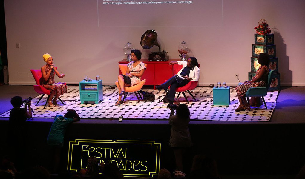 No debate do Festival Latinidades, o maior de mulheres negras da América Latina, jornalistas e pesquisadoras avaliaram o papel das mídias negras como instrumentos autônomos de produção e circulação de informações e de promoção da igualdade racial; a feminista e publicitária Larissa Santiago chamou todas as mulheres negras produzirem conteúdos para sites, blogs e páginas pessoais para construção de uma ampla rede de mídia; "Comecem produzir conteúdo com os meios e maquinários que tiverem, criem sua história, sua narrativa, façam novas plataformas, e que a gente espalhe e registre nossa memória e nossa história" (Foto: Leonardo Lucena) No debate do Festival Latinidades, o maior de mulheres negras da América Latina, jornalistas e pesquisadoras avaliaram o papel das mídias negras como instrumentos autônomos de produção e circulação de informações e de promoção da igualdade racial; a feminista e publicitária Larissa Santiago chamou todas as mulheres negras produzirem conteúdos para sites, blogs e páginas pessoais para construção de uma ampla rede de mídia; "Comecem produzir conteúdo com os meios e maquinários que tiverem, criem sua história, sua narrativa, façam novas plataformas, e que a gente espalhe e registre nossa memória e nossa história"