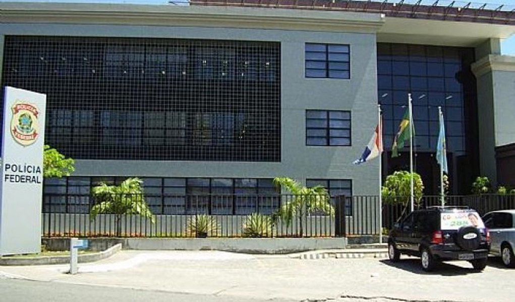 A Polícia Federal (PF) e o Ministério Público Estadual (MPE) realizaram uma operação integrada de combate a crimes de improbidade administrativa; o prefeito de Canapi, Celso Luiz, foi levado para a sede da PF, em Maceió, para prestar depoimento; ele é acusado de liderar um grupo que desviava dinheiro público do município; foram cumpridos dois mandados de condução coercitiva - um deles contra Celso Luiz - e 13 de busca e apreensão na capital e em Canapi (Foto: Voney Malta) A Polícia Federal (PF) e o Ministério Público Estadual (MPE) realizaram uma operação integrada de combate a crimes de improbidade administrativa; o prefeito de Canapi, Celso Luiz, foi levado para a sede da PF, em Maceió, para prestar depoimento; ele é acusado de liderar um grupo que desviava dinheiro público do município; foram cumpridos dois mandados de condução coercitiva - um deles contra Celso Luiz - e 13 de busca e apreensão na capital e em Canapi