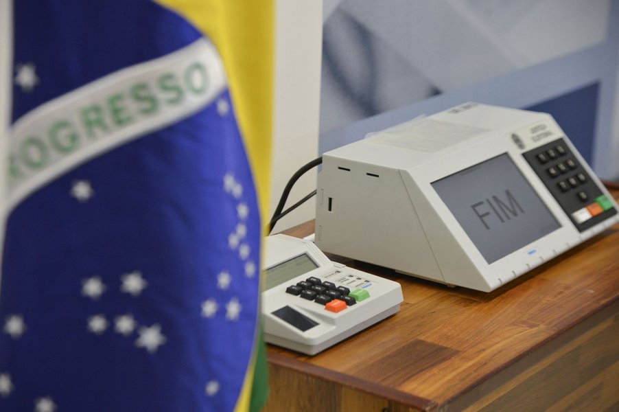 Mais de 1,9 milhão de eleitores escolherão em outubro próximo quem serão seus representantes a partir de janeiro de 2017 nos poderes Legislativo (Câmara Municipal - 43 vereadores) e Executivo (prefeitura), de acordo com dados atualizados do Tribunal Regional Eleitoral da Bahia (Foto: Romulo Faro) Mais de 1,9 milhão de eleitores escolherão em outubro próximo quem serão seus representantes a partir de janeiro de 2017 nos poderes Legislativo (Câmara Municipal - 43 vereadores) e Executivo (prefeitura), de acordo com dados atualizados do Tribunal Regional Eleitoral da Bahia