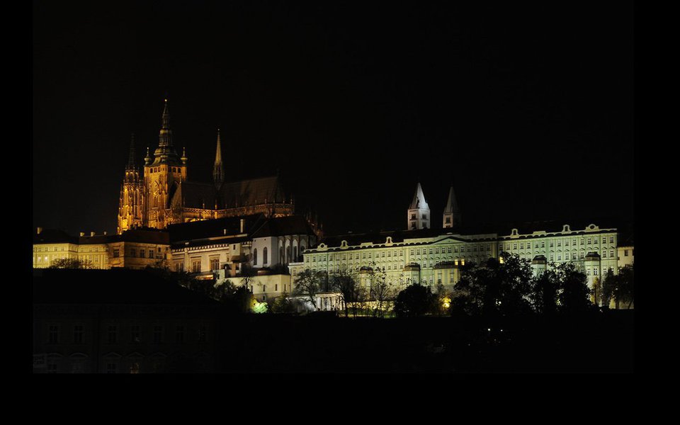Em Praga, capital da República Checa, os ares que se respiram são os da Boêmia. Tanto os que sopram nessa região da Europa Central, quanto aqueles que se referem ao modo de vida das pessoas que não seguem regras, que são livres e gostam de se divertir e de comer e beber com os amigos. Em Praga, fica fácil compreender por que Mozart se apaixonou por ela. E ela por ele. (Foto: Luis Pellegrini) Em Praga, capital da República Checa, os ares que se respiram são os da Boêmia. Tanto os que sopram nessa região da Europa Central, quanto aqueles que se referem ao modo de vida das pessoas que não seguem regras, que são livres e gostam de se divertir e de comer e beber com os amigos. Em Praga, fica fácil compreender por que Mozart se apaixonou por ela. E ela por ele.