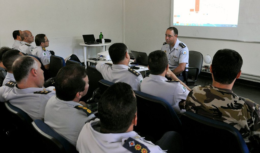 A Secretaria da Segurança Pública e da Paz Social lançou sistema integrado de informações capaz de identificar com precisão os locais de chamadas para as centrais de emergência 190, da Polícia Militar, e 193, do Corpo de Bombeiros; a medida visa identificar a demanda de cada região e os pontos com mais ocorrências para que os gestores promovam ações pontuais; o Sigeo custou R$ 192 mil, recursos do Tesouro descentralizados para a Secretaria da Segurança Pública e da Paz Social; ele entra em funcionamento ainda nesta semana
(Foto: Leonardo Lucena) A Secretaria da Segurança Pública e da Paz Social lançou sistema integrado de informações capaz de identificar com precisão os locais de chamadas para as centrais de emergência 190, da Polícia Militar, e 193, do Corpo de Bombeiros; a medida visa identificar a demanda de cada região e os pontos com mais ocorrências para que os gestores promovam ações pontuais; o Sigeo custou R$ 192 mil, recursos do Tesouro descentralizados para a Secretaria da Segurança Pública e da Paz Social; ele entra em funcionamento ainda nesta semana