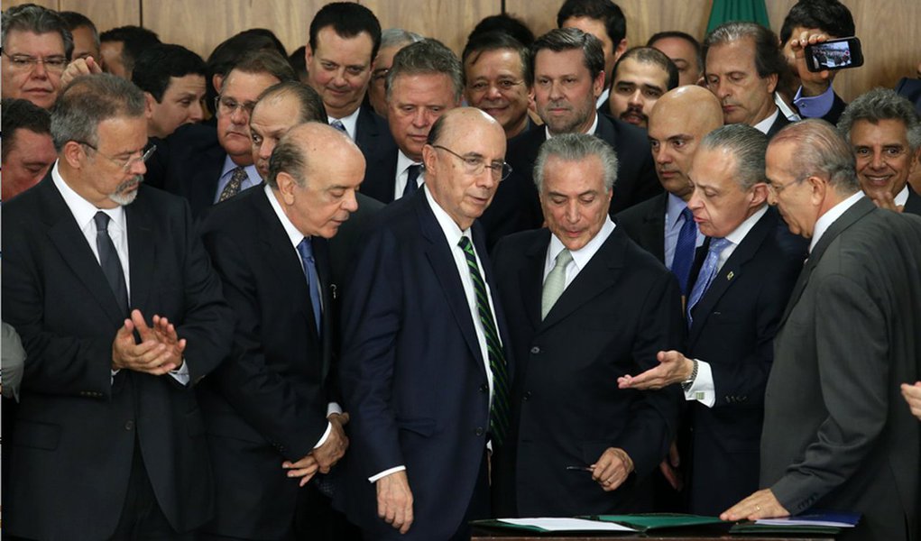 A falência do sistema de partidos e do processo eleitoral leva à crise dos poderes, a dirigentes ilegítimos e à agonia da democracia. As esquerdas optaram pelo pelo estado de direito democrático e devem seguir nele, evitando a atração por desvios, alternativas que lembram casuísmos, gambiarras, improvisos de consequências imprevisíveis (Foto: Roberto Amaral) A falência do sistema de partidos e do processo eleitoral leva à crise dos poderes, a dirigentes ilegítimos e à agonia da democracia. As esquerdas optaram pelo pelo estado de direito democrático e devem seguir nele, evitando a atração por desvios, alternativas que lembram casuísmos, gambiarras, improvisos de consequências imprevisíveis
