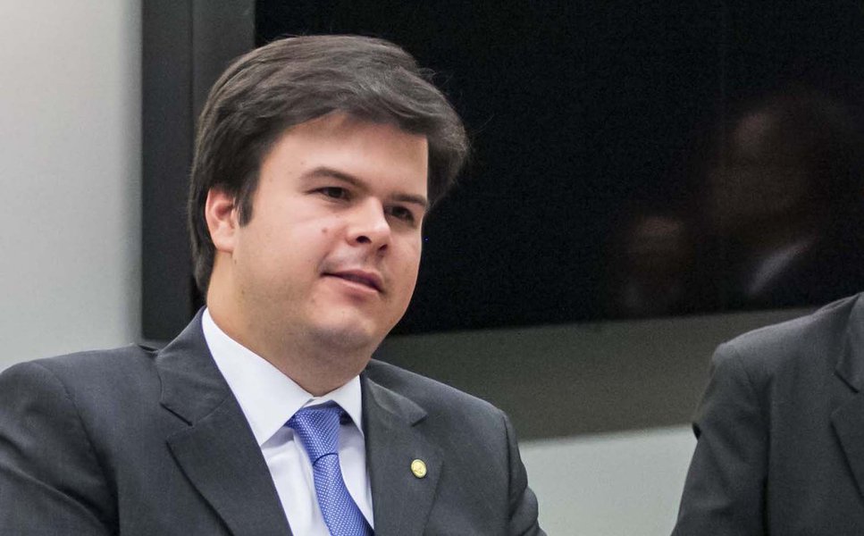 O ministro conhece bem é como manipular seu curral eleitoral, afirmando em recente visita ao lado do seu pai, aos correligionários do sertão pernambucano, que a usina nuclear será construida em Itacuruba, e trará “desenvolvimento” , empregos e geração de renda aos moradores dos municípios do seu entorno. Isto o ministro e seu pai sabem fazer. Manipular a informação, iludir as pessoas, vender uma falsa imagem de poderoso, daquele que decide (Foto: Heitor Scalambrini Costa) O ministro conhece bem é como manipular seu curral eleitoral, afirmando em recente visita ao lado do seu pai, aos correligionários do sertão pernambucano, que a usina nuclear será construida em Itacuruba, e trará “desenvolvimento” , empregos e geração de renda aos moradores dos municípios do seu entorno. Isto o ministro e seu pai sabem fazer. Manipular a informação, iludir as pessoas, vender uma falsa imagem de poderoso, daquele que decide