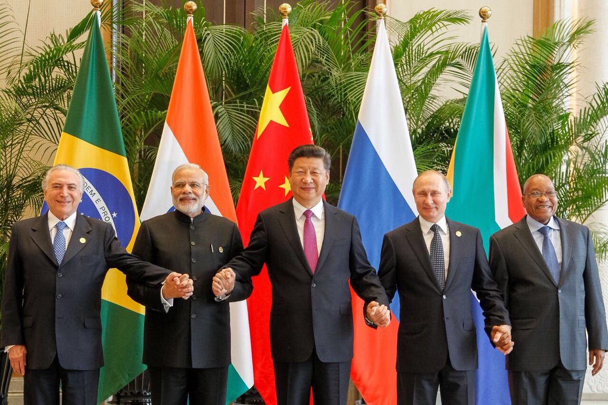 Mesmo com o país ostentando pelo menos quatro recordes negativos entre os Brics, o presidente disse neste domingo (16), na cúpula com mandatários de Rússia, Índia, China e Africa do Sul, em Goa, que o Brasil está no caminho certo; a interpretação do chefe de Estado brasileiro, no entanto, entra em rota de colisão com a realidade do futuro do economia nacional; além do desemprego histórico de 11,2%, o Brasil detém atualmente alguns dos piores indicadores do grupo; tem a maior retração do PIB em 2015 (3,8%), a maior taxa básica de juros (14,25% ao ano) e a maior inflação acumulada em 12 meses (8,48%); a verdade é que o Brasil tem puxado fortemente os Brics para o buraco (Foto: Realle Palazzo-Martini) Mesmo com o país ostentando pelo menos quatro recordes negativos entre os Brics, o presidente disse neste domingo (16), na cúpula com mandatários de Rússia, Índia, China e Africa do Sul, em Goa, que o Brasil está no caminho certo; a interpretação do chefe de Estado brasileiro, no entanto, entra em rota de colisão com a realidade do futuro do economia nacional; além do desemprego histórico de 11,2%, o Brasil detém atualmente alguns dos piores indicadores do grupo; tem a maior retração do PIB em 2015 (3,8%), a maior taxa básica de juros (14,25% ao ano) e a maior inflação acumulada em 12 meses (8,48%); a verdade é que o Brasil tem puxado fortemente os Brics para o buraco
