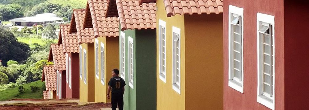 A Companhia de Habitação de Minas Gerais (Cohab-MG) vai inaugurar mais 210 unidades habitacionais em cinco municípios mineiros até o próximo dia 1º de julho; as entregas são referentes à parceria entre o Estado e o Minha Casa, Minha Vida II, do governo Federal; com as novas unidades, a Cohab-MG totaliza 630 moradias entregues em 2016; segundo o governo, a atual gestão encontrou centenas de unidades habitacionais construídas, mas que estavam sem ligação com a rede de energia elétrica, água e esgoto; o executivo disse ter feito a infraestrutura básica para concretizar a entrega de 2.101 novas casas, sendo 1.471 inauguradas em 2015 e 630 entregues este ano (Foto: Leonardo Lucena) A Companhia de Habitação de Minas Gerais (Cohab-MG) vai inaugurar mais 210 unidades habitacionais em cinco municípios mineiros até o próximo dia 1º de julho; as entregas são referentes à parceria entre o Estado e o Minha Casa, Minha Vida II, do governo Federal; com as novas unidades, a Cohab-MG totaliza 630 moradias entregues em 2016; segundo o governo, a atual gestão encontrou centenas de unidades habitacionais construídas, mas que estavam sem ligação com a rede de energia elétrica, água e esgoto; o executivo disse ter feito a infraestrutura básica para concretizar a entrega de 2.101 novas casas, sendo 1.471 inauguradas em 2015 e 630 entregues este ano