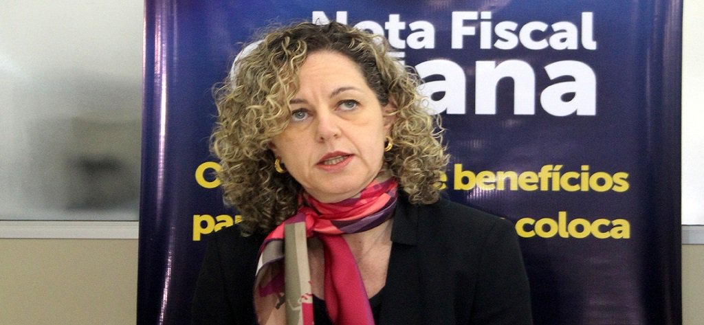 Entrevistada pela revista Época, secretária da Fazenda faz defesa da venda da Celg pelo governo federal e afirma que o administração pública só será mais eficiente com "governos menores"; "Precisamos enxugar, precisamos ter governos menores. Um Estado menor é a única forma de ter um Estado mais eficiente"; Ana Carla Abrão afirma que é preciso mudar a lógica do baixo estímulo para que o "servidor público trabalhar e ser mais produtivo" (Foto: José Barbacena) Entrevistada pela revista Época, secretária da Fazenda faz defesa da venda da Celg pelo governo federal e afirma que o administração pública só será mais eficiente com "governos menores"; "Precisamos enxugar, precisamos ter governos menores. Um Estado menor é a única forma de ter um Estado mais eficiente"; Ana Carla Abrão afirma que é preciso mudar a lógica do baixo estímulo para que o "servidor público trabalhar e ser mais produtivo"