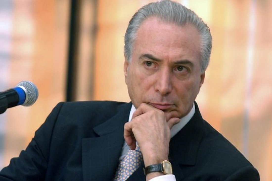 Jornalista Maurício Dias avalia, em sua coluna na Carta Capital, que, após ser alvo da Operação Lava Jato, o deputado afastado Eduardo Cunha (PMDB-RJ), "um evangélico que mistura religião e política, está ameaçado de ser banido do paraíso"; "Com esse trunfo, o juiz Sergio Moro pode ter estabelecido um jogo de paciência. Talvez já percebido por Cunha. E se ele falar, Michel Temer dança", afirma; colunista diz, ainda, que "os movimentos de resistência adotados por Dilma ao longo das viagens por vários estados, quando prega contra o golpe, perturbam as noites de sono de Temer" (Foto: Leonardo Lucena) Jornalista Maurício Dias avalia, em sua coluna na Carta Capital, que, após ser alvo da Operação Lava Jato, o deputado afastado Eduardo Cunha (PMDB-RJ), "um evangélico que mistura religião e política, está ameaçado de ser banido do paraíso"; "Com esse trunfo, o juiz Sergio Moro pode ter estabelecido um jogo de paciência. Talvez já percebido por Cunha. E se ele falar, Michel Temer dança", afirma; colunista diz, ainda, que "os movimentos de resistência adotados por Dilma ao longo das viagens por vários estados, quando prega contra o golpe, perturbam as noites de sono de Temer"