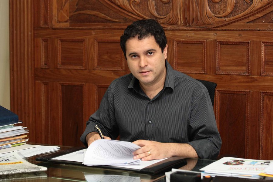 Na pesquisa de intenção de voto divulgada hoje, o prefeito Edivaldo Holanda Júnior (PDT) assume a liderança, no primeiro turno, com 23,7% das intenções de votos, seguido de Eliziane Gama (PPS) com 20% e Wellington do Curso(PP) com 18,1%, na pergunta estimulada. Na espontânea o prefeito também aparece na primeira colocação, com 18,1%, seguido de Eliziane com 10,1% e Wellington com 9,1%. Em segundo turno o prefeito seria derrotado tanto por Eliziane quanto por Wellington. A pesquisa foi realizada pela Econométrica e contratada pela empresa Luis Assis CS de Almeida, que detém o controle da Assessoria Avançada, responsável pelo Blog do Luis Cardoso (Foto: Fatima 247) Na pesquisa de intenção de voto divulgada hoje, o prefeito Edivaldo Holanda Júnior (PDT) assume a liderança, no primeiro turno, com 23,7% das intenções de votos, seguido de Eliziane Gama (PPS) com 20% e Wellington do Curso(PP) com 18,1%, na pergunta estimulada. Na espontânea o prefeito também aparece na primeira colocação, com 18,1%, seguido de Eliziane com 10,1% e Wellington com 9,1%. Em segundo turno o prefeito seria derrotado tanto por Eliziane quanto por Wellington. A pesquisa foi realizada pela Econométrica e contratada pela empresa Luis Assis CS de Almeida, que detém o controle da Assessoria Avançada, responsável pelo Blog do Luis Cardoso