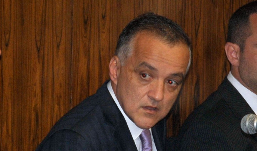 O desembargador federal Abel Gomes, relator dos pedidos de habeas corpus apresentados por cinco réus envolvidos na Operação Saqueador, da Polícia Federal, determinou nesta quarta (20) que um oficial de justiça verifique o cumprimento da prisão domiciliar pelo empresário Carlos Augusto Ramos, o Carlinhas Cachoeira, em um hotel localizado na Avenida Atlântica, zona sul do Rio de Janeiro; a medida foi tomada após o magistrado ter recebido notícia de que o réu teria deixado o local na tarde de sábado (16), sem autorização judicial (Foto: Valter Lima) O desembargador federal Abel Gomes, relator dos pedidos de habeas corpus apresentados por cinco réus envolvidos na Operação Saqueador, da Polícia Federal, determinou nesta quarta (20) que um oficial de justiça verifique o cumprimento da prisão domiciliar pelo empresário Carlos Augusto Ramos, o Carlinhas Cachoeira, em um hotel localizado na Avenida Atlântica, zona sul do Rio de Janeiro; a medida foi tomada após o magistrado ter recebido notícia de que o réu teria deixado o local na tarde de sábado (16), sem autorização judicial