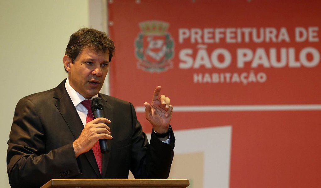 Prefeito de São Paulo, Fernando Haddad (PT), reagiu com naturalidade à informação de que o ex-tesoureiro do PT João Vaccari Neto pediu para empreiteiras pagarem dívidas da eleição de 2012; “Se buscou recursos para pagar uma dívida, não há o que contestar. Se houvesse uma troca de favores, seria um problema grave. Os partidos pedem o apoio para os empresários para doarem para o abatimento da dívida”, disse (Foto: Roberta Namour) Prefeito de São Paulo, Fernando Haddad (PT), reagiu com naturalidade à informação de que o ex-tesoureiro do PT João Vaccari Neto pediu para empreiteiras pagarem dívidas da eleição de 2012; “Se buscou recursos para pagar uma dívida, não há o que contestar. Se houvesse uma troca de favores, seria um problema grave. Os partidos pedem o apoio para os empresários para doarem para o abatimento da dívida”, disse