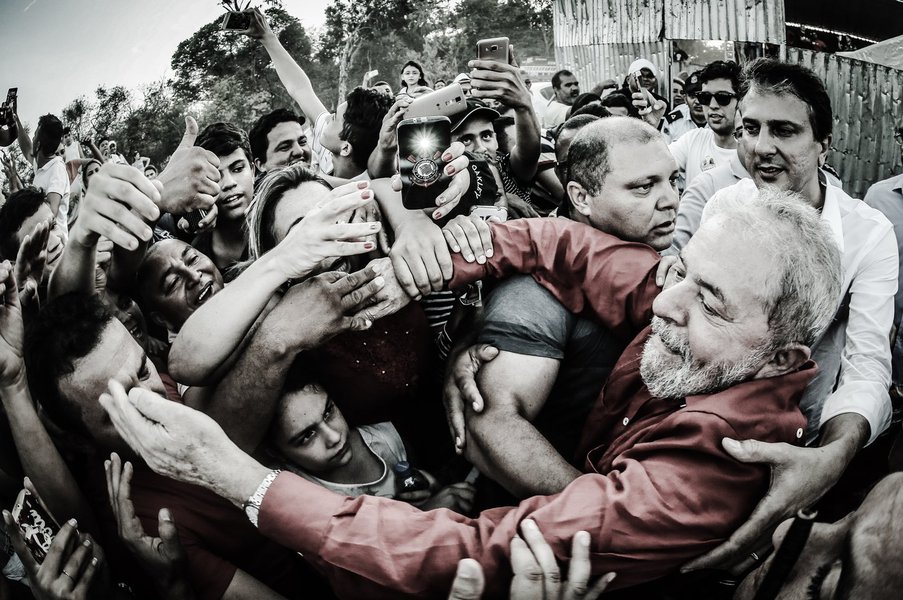 Em seu último compromisso no Ceará, no comício da candidata à Prefeitura de Fortaleza, Luizianne Lins (PT), o ex-presidente disse que "se a preocupação é com 2018, se precisar, se preparem que eu vou voltar. Eles sabem que quem sabe cuidar desse povo sou eu"; Lula disse que deseja o julgamento do povo “se tiverem provas” contra ele; “Se eles provarem que tem 10 reais de desvio na minha vida, não preciso do julgamento deles, eu quero o julgamento de vocês. Eu tenho coragem de viajar por esse país pedindo desculpas a vocês. Mas se não tiverem, por favor, tenham a grandeza de pedir desculpas para mim e para a minha família”, afirmou, na noite desta quarta-feira 21; o ex-presidente assegurou ainda não estar "acima da lei" e disse que não quer "ter privilégio", mas "apenas respeito"; assista (Foto: Rodrigo Rocha) Em seu último compromisso no Ceará, no comício da candidata à Prefeitura de Fortaleza, Luizianne Lins (PT), o ex-presidente disse que "se a preocupação é com 2018, se precisar, se preparem que eu vou voltar. Eles sabem que quem sabe cuidar desse povo sou eu"; Lula disse que deseja o julgamento do povo “se tiverem provas” contra ele; “Se eles provarem que tem 10 reais de desvio na minha vida, não preciso do julgamento deles, eu quero o julgamento de vocês. Eu tenho coragem de viajar por esse país pedindo desculpas a vocês. Mas se não tiverem, por favor, tenham a grandeza de pedir desculpas para mim e para a minha família”, afirmou, na noite desta quarta-feira 21; o ex-presidente assegurou ainda não estar "acima da lei" e disse que não quer "ter privilégio", mas "apenas respeito"; assista