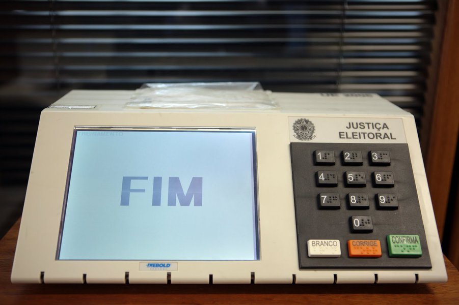 As empresas que quiserem divulgar, em tempo real, os resultados das eleições municipais deste ano devem se cadastrar até o próximo dia 3 de agosto, junto ao TSE. De acordo com a resolução do TSE que disciplina a divulgaçào dos resultados eleitorais, as entidades parceiras não poderão alterar o conteúdo dos dados ou cobrar pelo acesso ao conteúdo das informações, sob pena de serem desconectadas do sistema (Foto: Fatima 247) As empresas que quiserem divulgar, em tempo real, os resultados das eleições municipais deste ano devem se cadastrar até o próximo dia 3 de agosto, junto ao TSE. De acordo com a resolução do TSE que disciplina a divulgaçào dos resultados eleitorais, as entidades parceiras não poderão alterar o conteúdo dos dados ou cobrar pelo acesso ao conteúdo das informações, sob pena de serem desconectadas do sistema