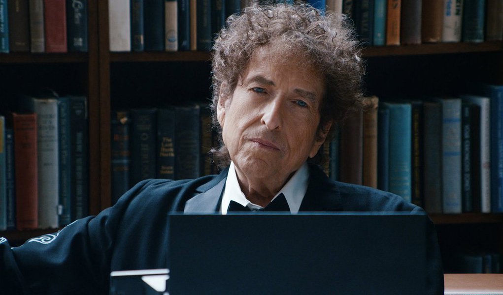 O painel que atribui anualmente o Nobel da Literatura anunciou que já desistiu de tentar contactar o cantor americano, que não atende ao telefone, mas acredita que Bob Dylan compareça à cerimônia do prêmio, que acontece em 10 de dezembro (Foto: Gisele Federicce) O painel que atribui anualmente o Nobel da Literatura anunciou que já desistiu de tentar contactar o cantor americano, que não atende ao telefone, mas acredita que Bob Dylan compareça à cerimônia do prêmio, que acontece em 10 de dezembro