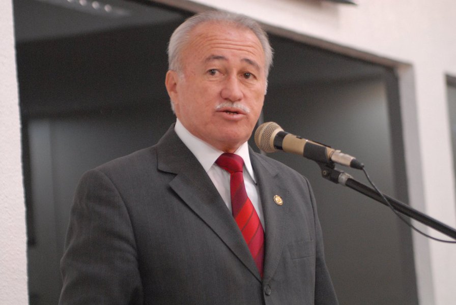 Em nome da bancada do PMDB, o vereador Casemiro Neto e outros colegas de Câmara foram a Brasília para encontro com o senador Eunício Oliveira. Eles querem uma resposta sobre os rumos do partido nas eleições deste ano - se sairá com candidatura própria ou apoiará a chapa de Capitão Wagner (PR) (Foto: Rodrigo Rocha) Em nome da bancada do PMDB, o vereador Casemiro Neto e outros colegas de Câmara foram a Brasília para encontro com o senador Eunício Oliveira. Eles querem uma resposta sobre os rumos do partido nas eleições deste ano - se sairá com candidatura própria ou apoiará a chapa de Capitão Wagner (PR)