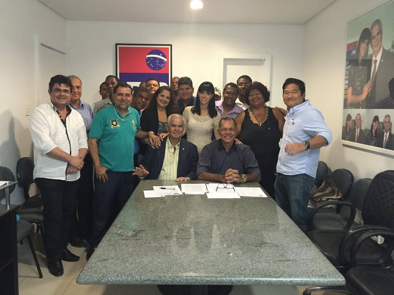 O Partido da República (PR) e o Partido Trabalhista Nacional (PTN) decidiram nesta quinta-feira declarar apoio à pré-candidatura do ex-superintendente da Sucom Cláudio Silva, do PP, na disputa pela prefeitura de Salvador; "Reunimos com todos os pré-candidatos a vereador e eles decidiram por unanimidade apoio a Cláudio Silva. Eles acharam que é melhor candidato para o PR, pelo trabalho, pela desenvoltura, tem uma história", afirma o presidente do PR na Bahia, deputado federal José Carlos Araújo; ao PDT, cujo candidato é o deputado estadual Sargento Isidório, resta o Pros entre os partidos que fazem oposição ao prefeito ACM Neto (Foto: Romulo Faro) O Partido da República (PR) e o Partido Trabalhista Nacional (PTN) decidiram nesta quinta-feira declarar apoio à pré-candidatura do ex-superintendente da Sucom Cláudio Silva, do PP, na disputa pela prefeitura de Salvador; "Reunimos com todos os pré-candidatos a vereador e eles decidiram por unanimidade apoio a Cláudio Silva. Eles acharam que é melhor candidato para o PR, pelo trabalho, pela desenvoltura, tem uma história", afirma o presidente do PR na Bahia, deputado federal José Carlos Araújo; ao PDT, cujo candidato é o deputado estadual Sargento Isidório, resta o Pros entre os partidos que fazem oposição ao prefeito ACM Neto