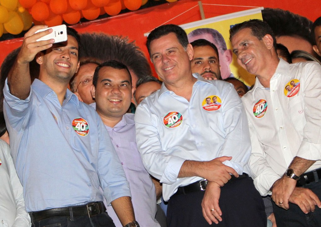 O candidato Vanderlan Cardoso (PSB) deu entrevista ao jornal Diário da Manhã e falou sobre o que planeja para a prefeitura de Goiânia; Vanderlan disse que o hoje a Capital é governada com rancor e em sua gestão a prioridade será a parceria; "É preciso todos se darem as mãos para resgatar Goiânia. Eu não vou em hipótese alguma trabalhar sem ir atrás das parcerias, com o governo do Estado, o governo federal, para implantar os polos, com a concessão de áreas, incentivos fiscais, treinamento de mão de obra; infraestrutura; viadutos. São muitas parcerias que Goiânia perdeu nos últimos anos” (Foto: José Barbacena) O candidato Vanderlan Cardoso (PSB) deu entrevista ao jornal Diário da Manhã e falou sobre o que planeja para a prefeitura de Goiânia; Vanderlan disse que o hoje a Capital é governada com rancor e em sua gestão a prioridade será a parceria; "É preciso todos se darem as mãos para resgatar Goiânia. Eu não vou em hipótese alguma trabalhar sem ir atrás das parcerias, com o governo do Estado, o governo federal, para implantar os polos, com a concessão de áreas, incentivos fiscais, treinamento de mão de obra; infraestrutura; viadutos. São muitas parcerias que Goiânia perdeu nos últimos anos”