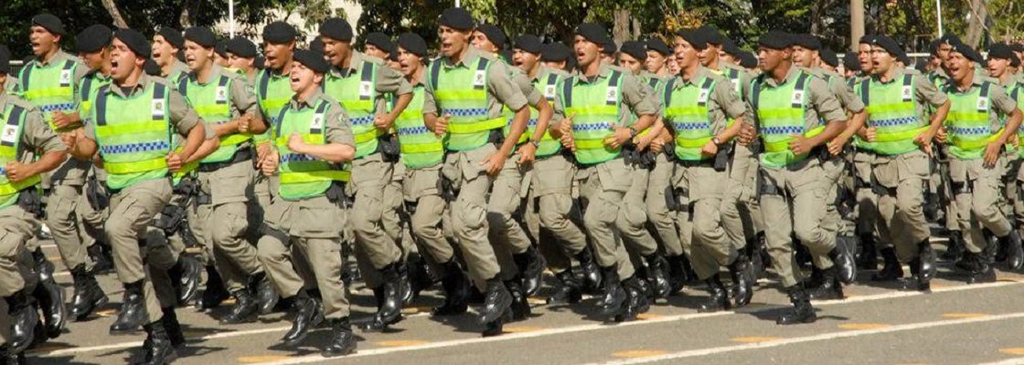 Começou a na quarta-feira (14) o período de inscrição, que vai até 6 de novembro, para o concurso da Polícia Militar de Goiás; são 2.500 vagas, sendo 2.420 para soldado de 3ª Classe, com o subsídio de R$ 1.500, e outras 80 para cadete, com salário de R$ 5.401,43; carga horária para os candidatos aprovados em qualquer um dos dois cargos será de 42 horas semanais. O valor da taxa de inscrição será de R$ 110 para o cargo de soldado e de R$ 140 para o posto de cadete (Foto: José Barbacena) Começou a na quarta-feira (14) o período de inscrição, que vai até 6 de novembro, para o concurso da Polícia Militar de Goiás; são 2.500 vagas, sendo 2.420 para soldado de 3ª Classe, com o subsídio de R$ 1.500, e outras 80 para cadete, com salário de R$ 5.401,43; carga horária para os candidatos aprovados em qualquer um dos dois cargos será de 42 horas semanais. O valor da taxa de inscrição será de R$ 110 para o cargo de soldado e de R$ 140 para o posto de cadete