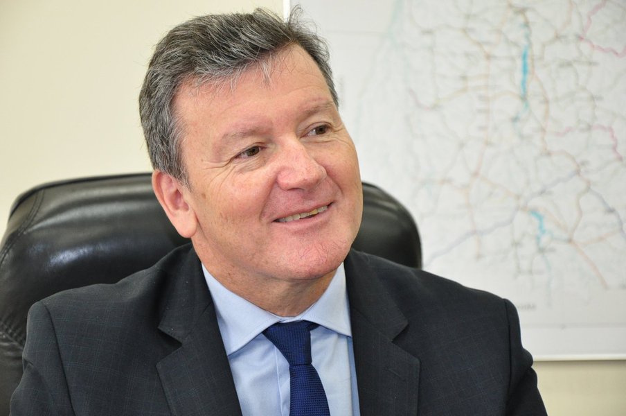 O secretário de Fazenda do Tocantins, Edson Nascimento, afirmou que o esforço que tem sido feito para ajustar as contas do Estado permitirá a apresentação de uma proposta aos sindicatos para a negociação dos passivos das perdas salariais dos servidores; “Já revimos e renegociamos 18 contratos de prestadores de serviços. Estamos fazendo o dever de casa. Tudo isso vai nos permitir nos próximos dias, fazer uma proposta concreta aos servidores públicos de reposição das perdas salariais, dentro do que podemos efetivamente pagar. Não adianta fazer compromisso para não cumprir”, disse (Foto: Leonardo Lucena) O secretário de Fazenda do Tocantins, Edson Nascimento, afirmou que o esforço que tem sido feito para ajustar as contas do Estado permitirá a apresentação de uma proposta aos sindicatos para a negociação dos passivos das perdas salariais dos servidores; “Já revimos e renegociamos 18 contratos de prestadores de serviços. Estamos fazendo o dever de casa. Tudo isso vai nos permitir nos próximos dias, fazer uma proposta concreta aos servidores públicos de reposição das perdas salariais, dentro do que podemos efetivamente pagar. Não adianta fazer compromisso para não cumprir”, disse