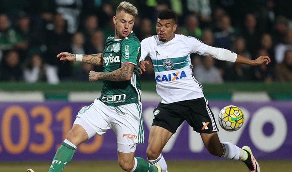 Palmeiras alcançou, nesta quarta-feira (15), a liderança provisória do Brasileirão 2016. Em Curitiba, o time paulista chegou a estar vencendo o Coritiba por 2 a 1, sofreu o empate em 2 a 2 nos acréscimos, mas dorme na ponta. Com a mesma pontuação do Internacional, o Verdão leva vantagem no saldo de gols e, torce por uma derrota do Colorado nesta quinta-feira para fechar a oitava rodada no topo da tabela (Foto: Roberta Namour) Palmeiras alcançou, nesta quarta-feira (15), a liderança provisória do Brasileirão 2016. Em Curitiba, o time paulista chegou a estar vencendo o Coritiba por 2 a 1, sofreu o empate em 2 a 2 nos acréscimos, mas dorme na ponta. Com a mesma pontuação do Internacional, o Verdão leva vantagem no saldo de gols e, torce por uma derrota do Colorado nesta quinta-feira para fechar a oitava rodada no topo da tabela