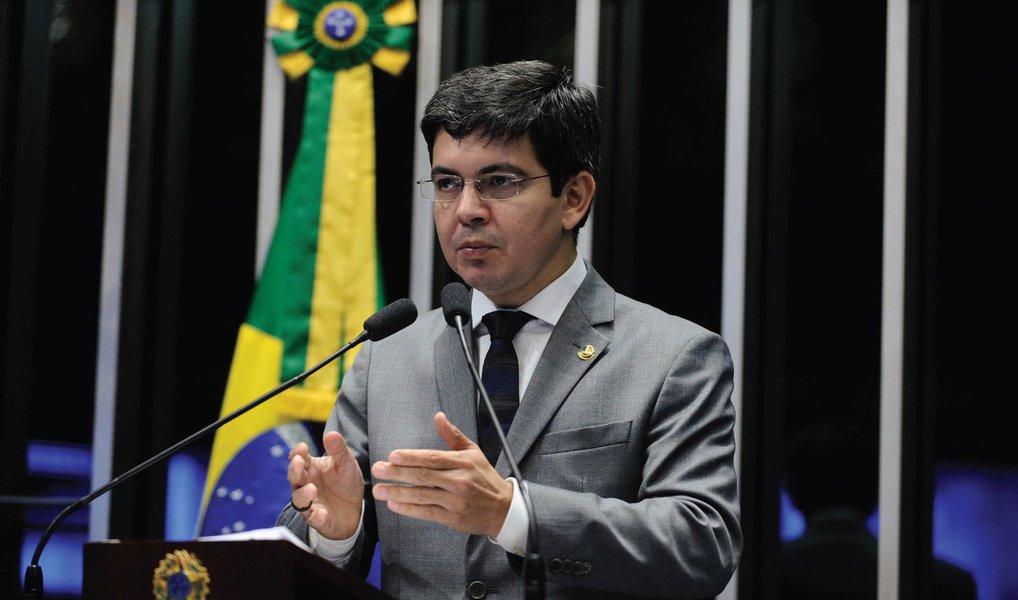 O senador Randolfe Rodrigues (Rede-AP) responsabilizou o presidente Michel Temer e o ministro Ricardo Barros por mortes eventualmente causadas pelo fim prematuro do Programa Mais Médicos; o líder do Rede no Senado anunciou que vai denunciar o risco de genocídio à Comissão de Direitos Humanos da Organização dos Estados Americanos (OEA), juntamente com o senador Cristovam Buarque (PPS-DF); Randolfe apresentou uma questão de ordem ao presidente do Senado, Renan Calheiros, para instalar imediatamente a comissão especial para aprovar a MP 723 que prorroga o programa; se a MP não for aprovada até 2 de julho, o Mais Médicos será extinto (Foto: Valter Lima) O senador Randolfe Rodrigues (Rede-AP) responsabilizou o presidente Michel Temer e o ministro Ricardo Barros por mortes eventualmente causadas pelo fim prematuro do Programa Mais Médicos; o líder do Rede no Senado anunciou que vai denunciar o risco de genocídio à Comissão de Direitos Humanos da Organização dos Estados Americanos (OEA), juntamente com o senador Cristovam Buarque (PPS-DF); Randolfe apresentou uma questão de ordem ao presidente do Senado, Renan Calheiros, para instalar imediatamente a comissão especial para aprovar a MP 723 que prorroga o programa; se a MP não for aprovada até 2 de julho, o Mais Médicos será extinto