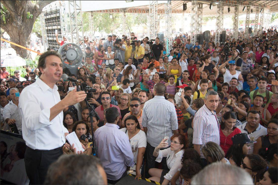 Em solenidade na manhã desta sexta (8), o governador Camilo Santana (PT) fez a entrega de 1920 unidades residenciais do complexo Os Escritores, do programa Minha Casa Minha Vida. Cada apartamento possui 43m2, distribuídos entre dois quartos, sala, cozinha, área de serviço e banheiro. O investimento total no empreendimento é de R$ 98.492.795,47, sendo R$ 13.243.527,95 de contrapartida do Estado (Foto: Rodrigo Rocha) Em solenidade na manhã desta sexta (8), o governador Camilo Santana (PT) fez a entrega de 1920 unidades residenciais do complexo Os Escritores, do programa Minha Casa Minha Vida. Cada apartamento possui 43m2, distribuídos entre dois quartos, sala, cozinha, área de serviço e banheiro. O investimento total no empreendimento é de R$ 98.492.795,47, sendo R$ 13.243.527,95 de contrapartida do Estado