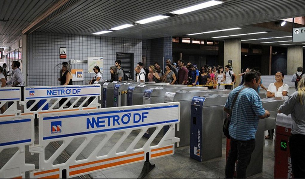 Metroviários do Distrito Federal entraram no quarto dia de greve nesta sexta-feira (17) com 24 trens em circulação e todas as estações abertas para embarque e desembarque. Metade dos servidores está trabalhando; nesta quinta, a audiência de conciliação entre a categoria e a empresa no Tribunal Regional do Trabalho terminou sem acordo; a categoria cobra a convocação dos aprovados em concurso em 2014 e reposição da inflação anual na data-base (pouco mais de 9%) (Foto: Leonardo Lucena) Metroviários do Distrito Federal entraram no quarto dia de greve nesta sexta-feira (17) com 24 trens em circulação e todas as estações abertas para embarque e desembarque. Metade dos servidores está trabalhando; nesta quinta, a audiência de conciliação entre a categoria e a empresa no Tribunal Regional do Trabalho terminou sem acordo; a categoria cobra a convocação dos aprovados em concurso em 2014 e reposição da inflação anual na data-base (pouco mais de 9%)